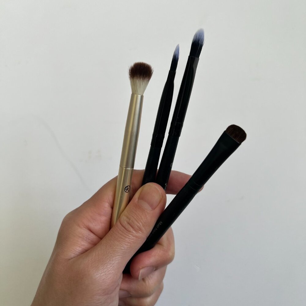 Assorted makeup brushes - Picture 2 of 3
